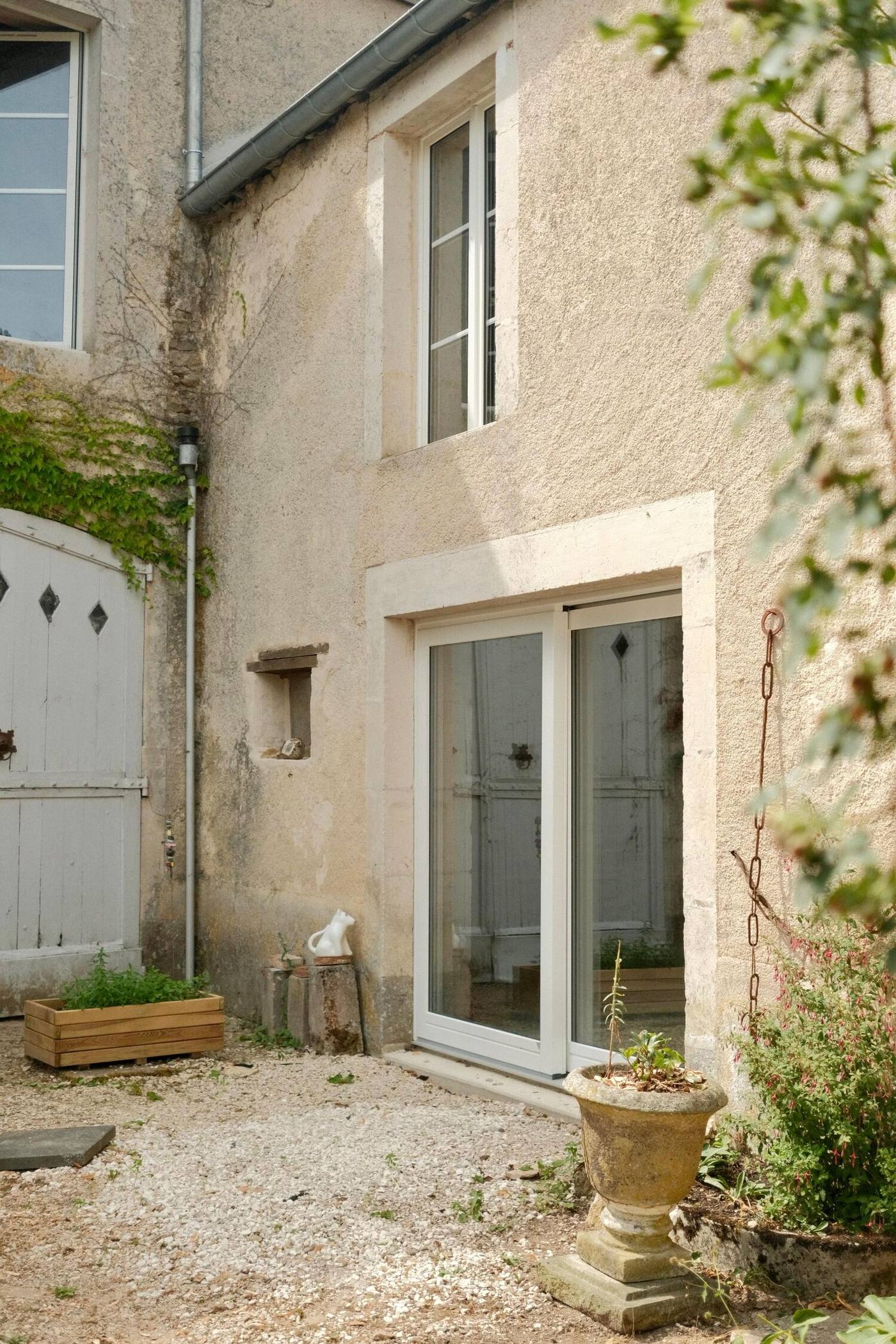 Le Val Arbot — cour et façade de la grange en pierre, Arbot