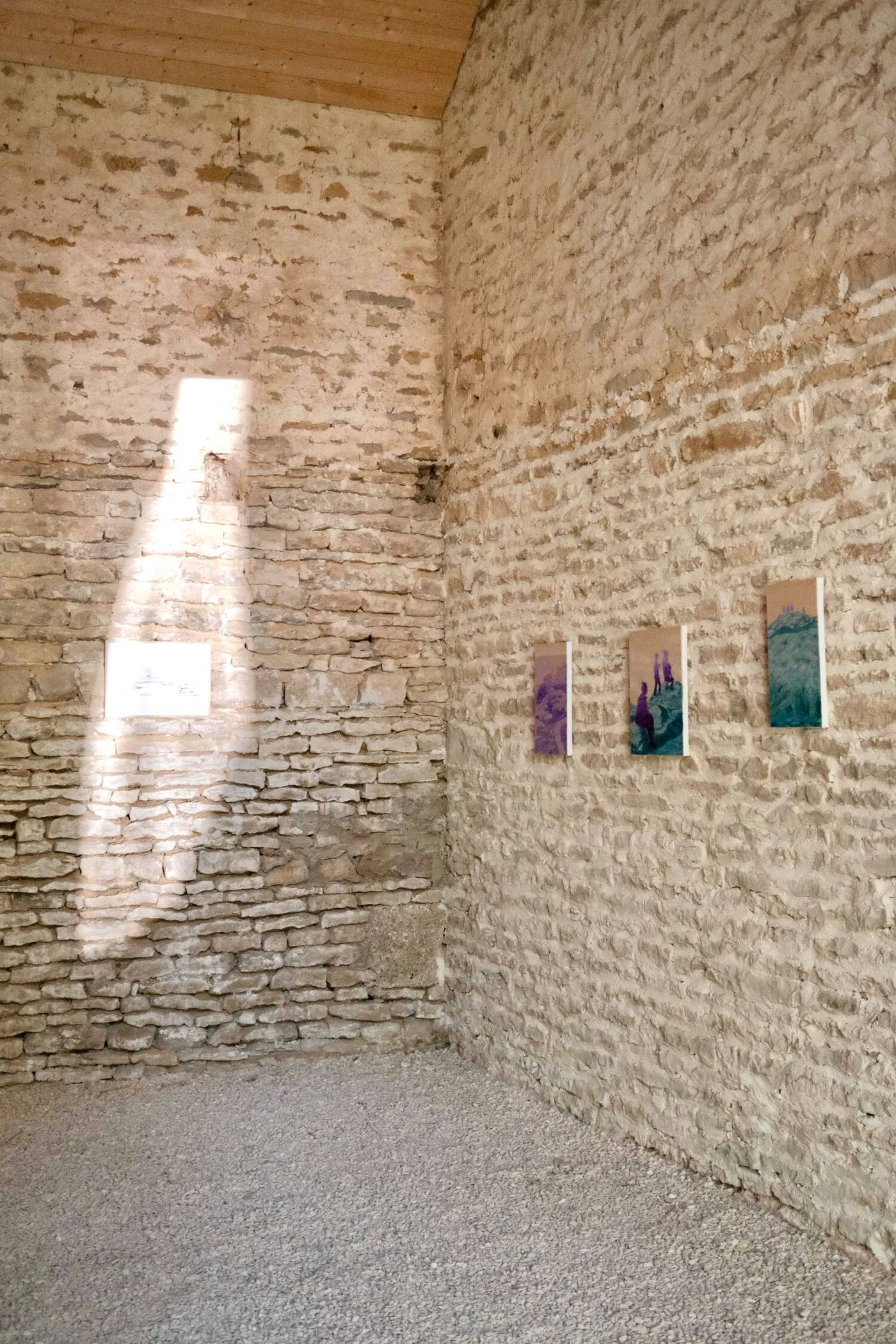 Intérieur de la grange — vue de la grande nef, exposition Xarli Zurell